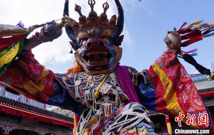 圖為塔爾寺僧侶進行“跳欠”儀式。　馬銘言 攝
