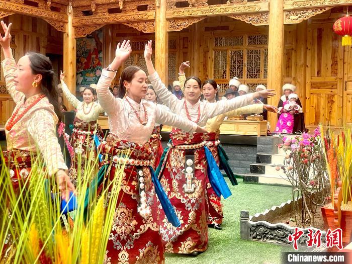 圖為藏族女性載歌載舞。　李玉峰 攝
