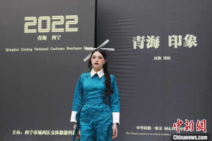 圖為模特展示少數(shù)民族服飾?！●R銘言 攝