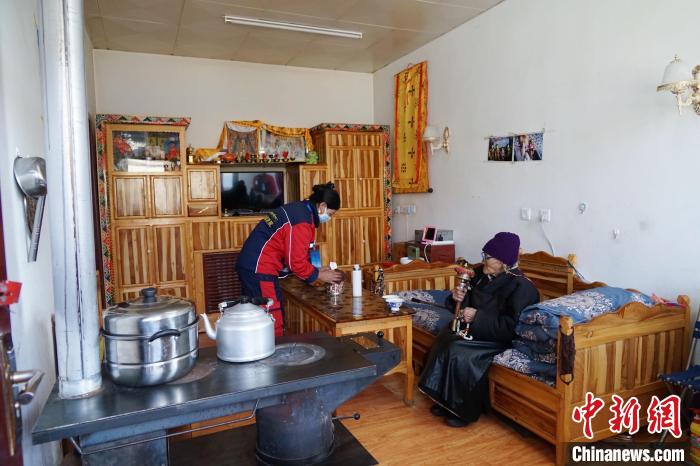 圖為敬老院護工為老人打掃屋內(nèi)衛(wèi)生。　馬銘言 攝