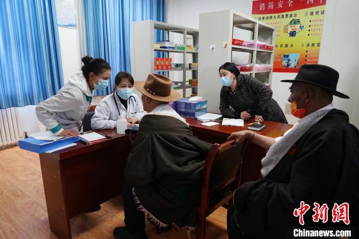 圖為骨科醫(yī)生為敬老院老人們進行集中檢查?！●R銘言 攝