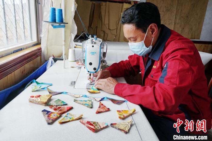 圖為工人正在制作藏式手工藝品?！●R銘言 攝