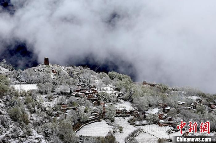 雪后的藏寨和碉樓構(gòu)成美麗的雪景。　降初澤郎 攝