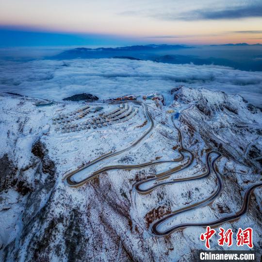 雪后的牛背山山頂和崎嶇的公路?！±顒P 攝