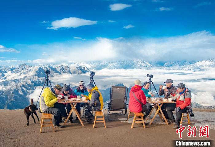 牛背山頂攝影家們的早餐?！d 攝