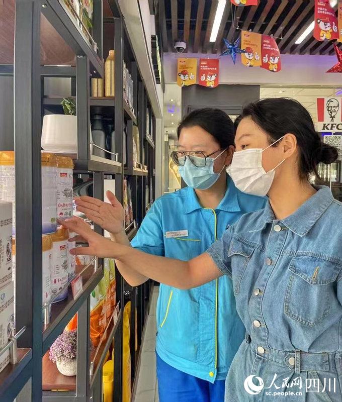 顧客可以在川內(nèi)中國石油加油站便利店內(nèi)選購到品質(zhì)純正的紅原奶粉。張霞攝