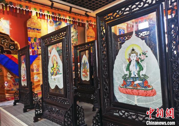 圖為久美尖措創(chuàng)作的藝術(shù)品?！?zhí)砀?攝