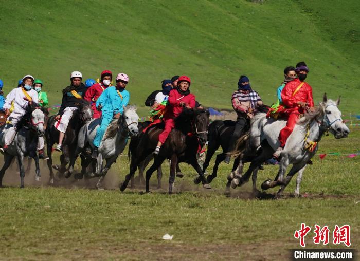 圖為選手進(jìn)行3000米賽馬比賽?！●R銘言 攝