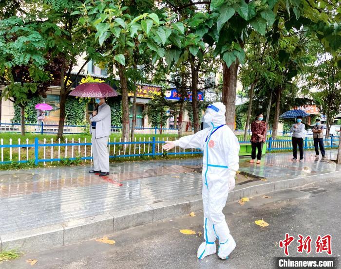 高原小城青海尖扎抗疫見聞：柔肩亦可擔(dān)重任，夫妻檔聞令而動