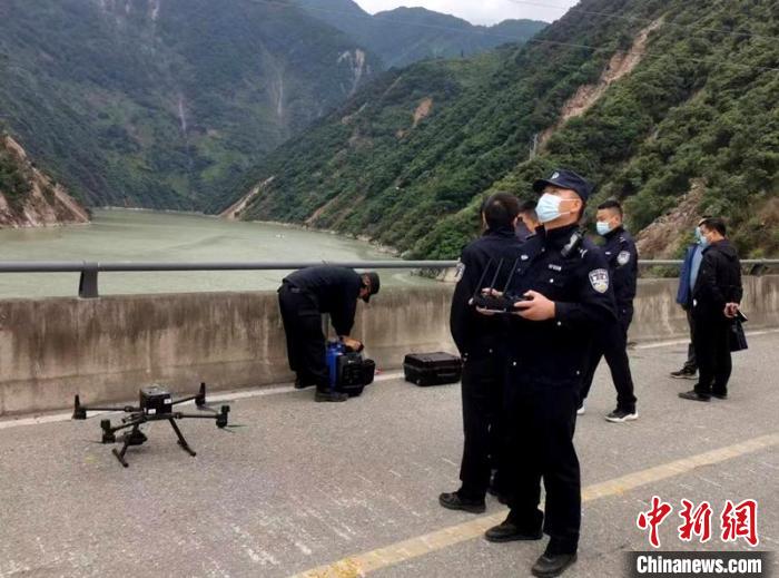 民警組成的搜尋隊利用無人機在震區(qū)開展空中巡查?！「首沃莨簿止﹫D