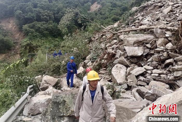 電力搶險人員徒步通過垮塌路段?！∷拇娏﹫D