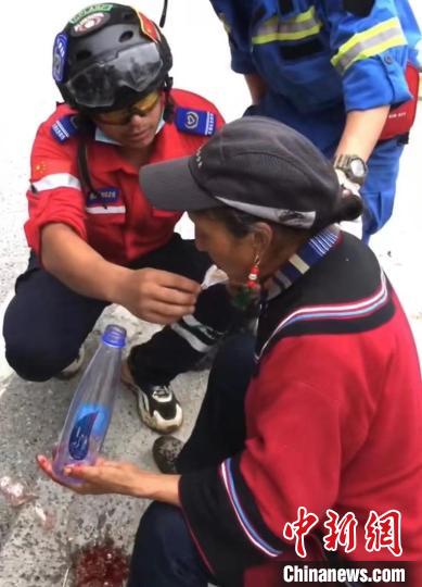筠連筠愛青年應急救援隊救援人員正在為傷員傷口清理?！∈茉L者供圖