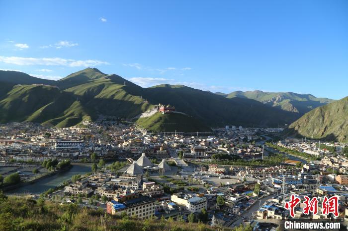 圖為航拍玉樹市。　玉樹市委宣傳部供圖