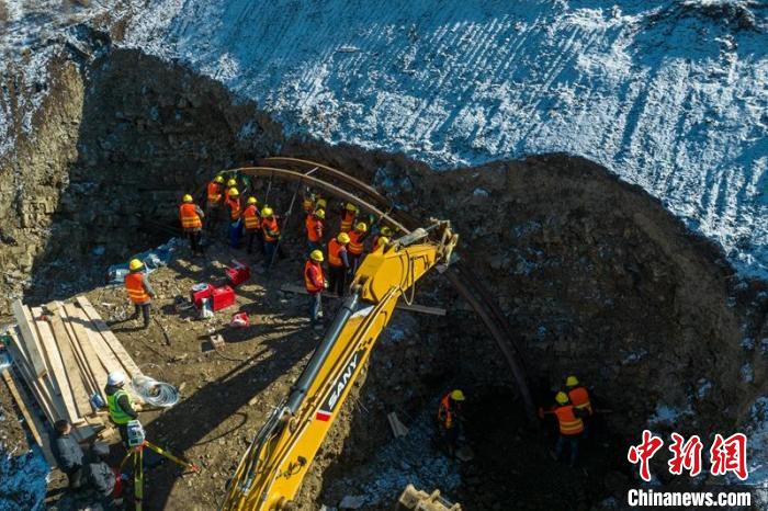 西成高鐵紅原2號隧道出口工人師傅正在進行導向墻、管棚施工作業(yè)?！⒅铱?攝