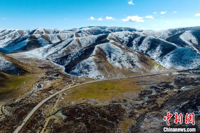 西成高鐵紅原2號隧道出口附近山頭已被雪覆蓋?！⒅铱?攝