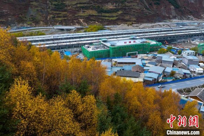 正在建設(shè)的成蘭鐵路松潘站?！⒅铱?攝