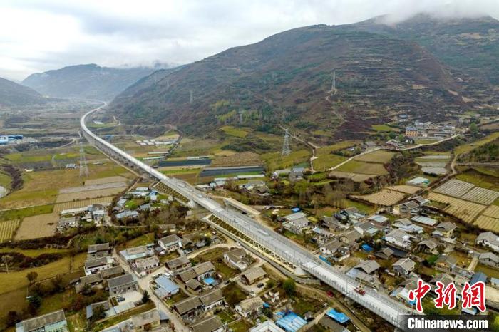 成蘭鐵路松潘右所屯岷江雙線特大橋?！⒅铱?攝