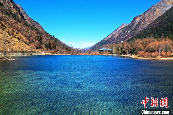 畢棚溝景區(qū)風光?！“苍?攝