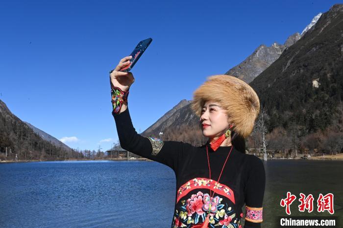 游人在畢棚溝景區(qū)拍照留念?！“苍?攝