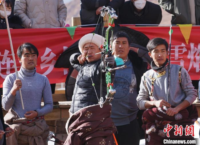 圖為藏族民眾比拼射箭技藝?！●R銘言 攝