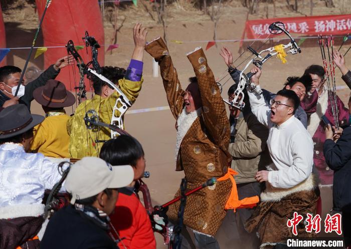 圖為藏族民眾跺腳歡呼慶祝弓箭手射中靶心?！●R銘言 攝
