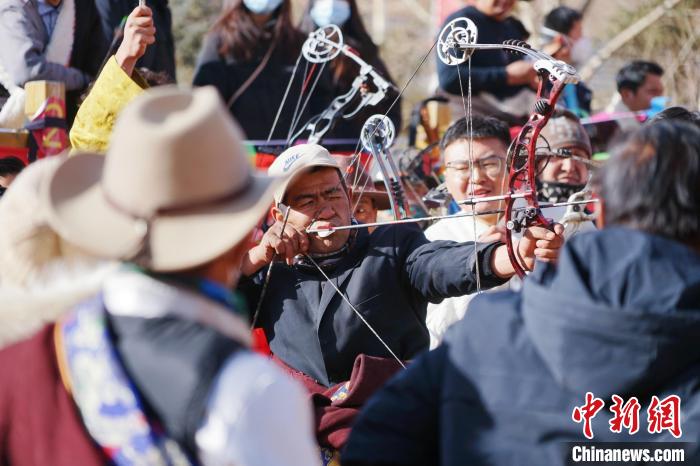 圖為藏族民眾比拼射箭技藝?！●R銘言 攝