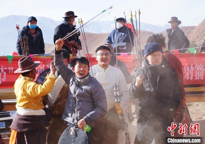 圖為藏族民眾跺腳歡呼慶祝弓箭手射中靶心?！●R銘言 攝