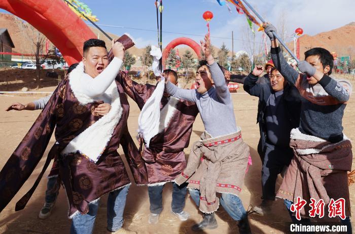 圖為藏族民眾跺腳歡呼慶祝弓箭手射中靶心?！●R銘言 攝