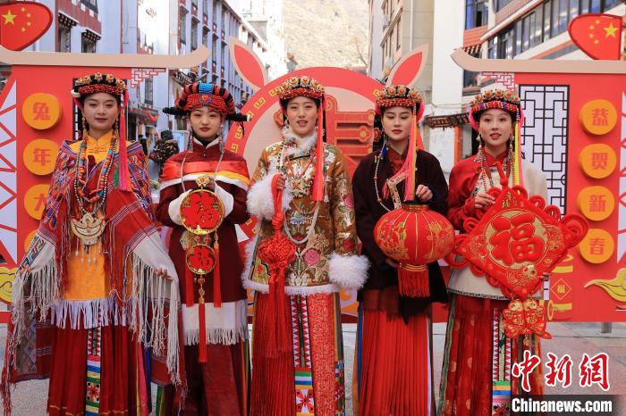丹巴美女送祝福，迎新年?！±钣腊?攝