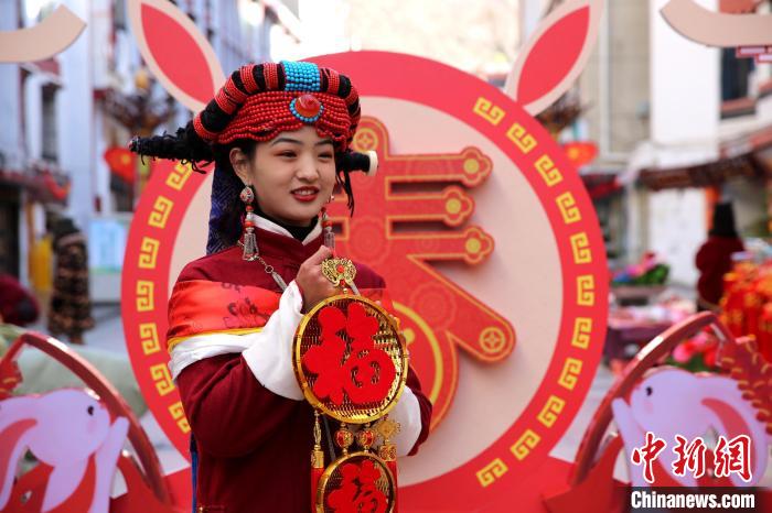 身著嘉絨藏族服飾的丹巴女孩送祝福?！〖o 攝