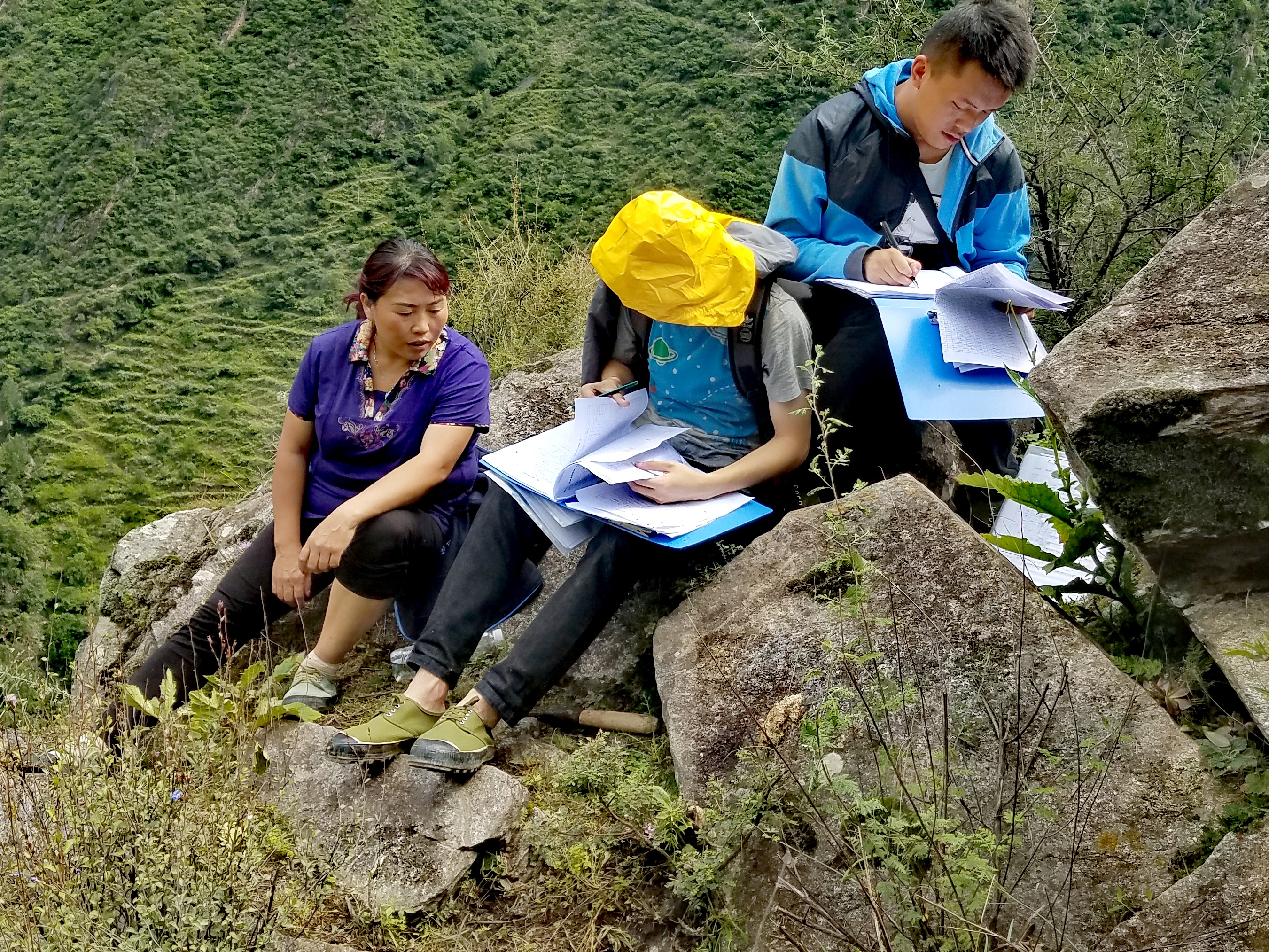 　2022年，余德春(左)協助排查震后地質災害隱患點。(圖為余德春提供)