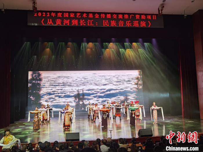 圖為演出現(xiàn)場?！∨擞隄?攝