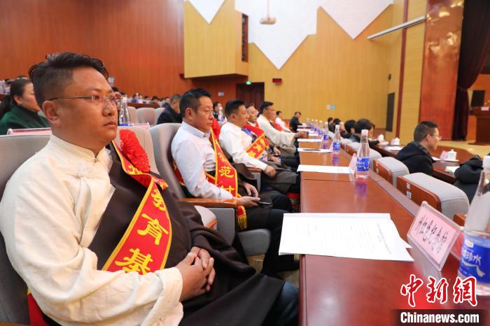 圖為玉樹州民族團(tuán)結(jié)進(jìn)步創(chuàng)建工作推進(jìn)會現(xiàn)場?！『F龍 攝