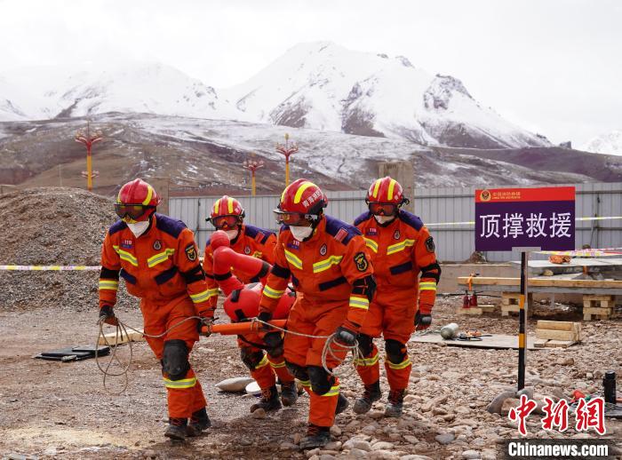 圖為地震實戰(zhàn)拉動現(xiàn)場，參演人員正在轉(zhuǎn)移受傷人員?！∮駱湎拦﹫D
