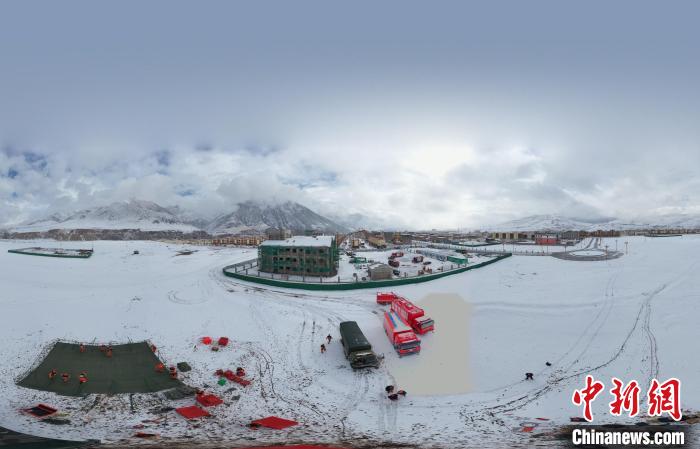 圖為地震實戰(zhàn)演練現(xiàn)場全景?！∮駱湎拦﹫D