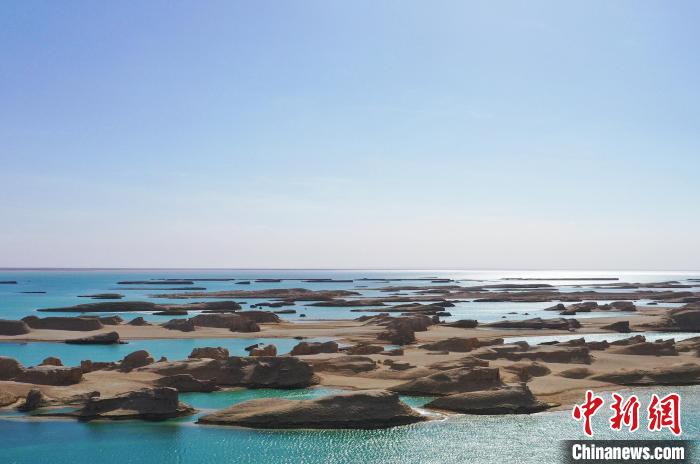 航拍青海大柴旦烏素特水上雅丹奇特景觀?！●R銘言 攝