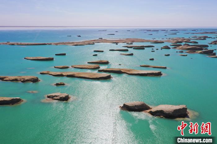 航拍青海大柴旦烏素特水上雅丹奇特景觀?！●R銘言 攝