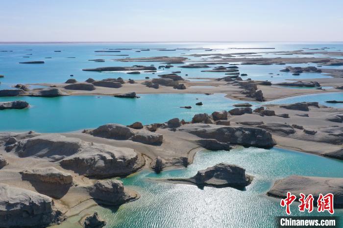 航拍青海大柴旦烏素特水上雅丹奇特景觀?！●R銘言 攝