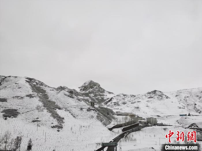 圖為青海省東南部的青沙山區(qū)域銀裝素裹?！?zhí)砀?攝