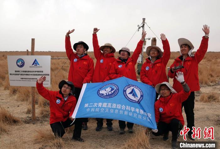 經(jīng)過不懈努力，格爾木濕地站終于建成，第二次青藏科考中科院空天院分隊(duì)向航拍無人機(jī)揮手合影?！?lt;a target='_blank' href='/'><p  align=