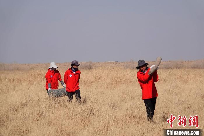 格爾木濕地站建設(shè)過程中，第二次青藏科考中科院空天院分隊(duì)隊(duì)員化身搬運(yùn)工，在高原上開展體力勞動(dòng)?！?lt;a target='_blank' href='/'><p  align=