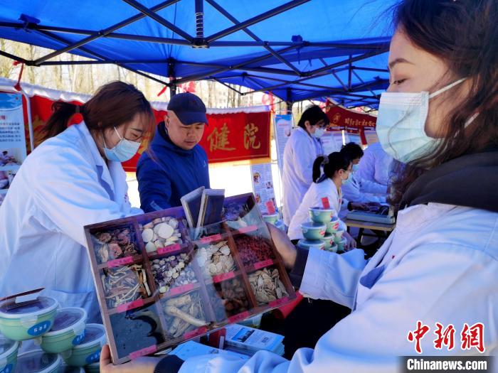 圖為中藥展示。　張?zhí)砀?攝