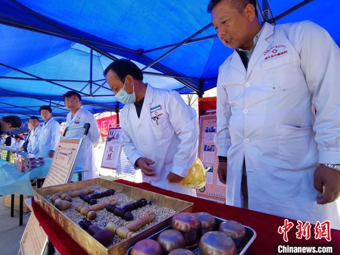 圖為青海省循化縣的國家級非遺項目尤闕療法的器械展示。　張?zhí)砀?攝