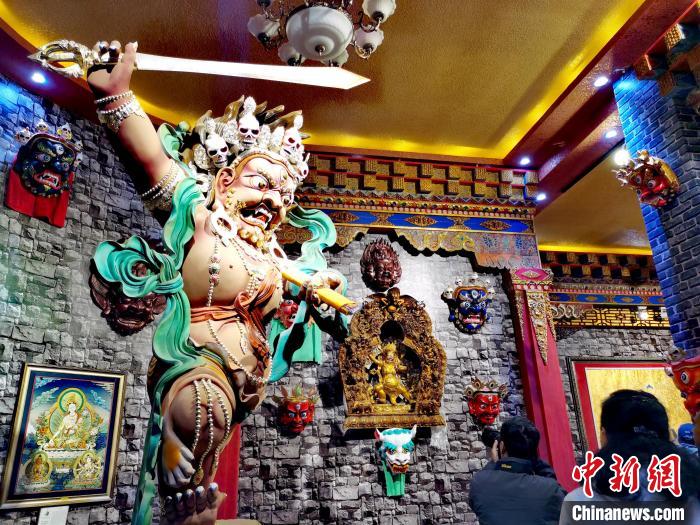 青海“金色谷地”熱貢：唐卡、泥塑璀璨奪目