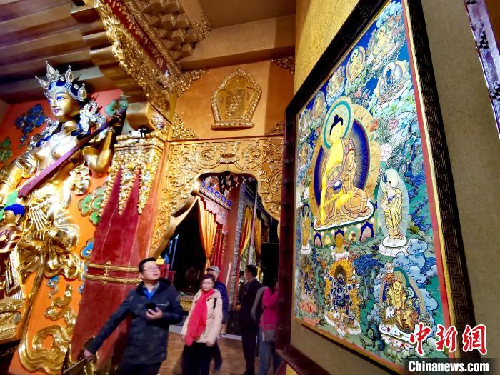 圖為仁俊畫院內(nèi)的唐卡?！?zhí)砀?攝