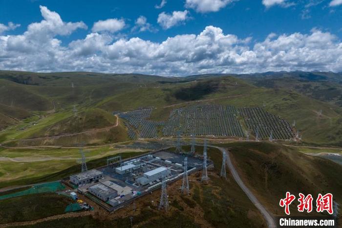 航拍建成投運的柯拉一期光伏電站升壓站?！⒅铱?攝