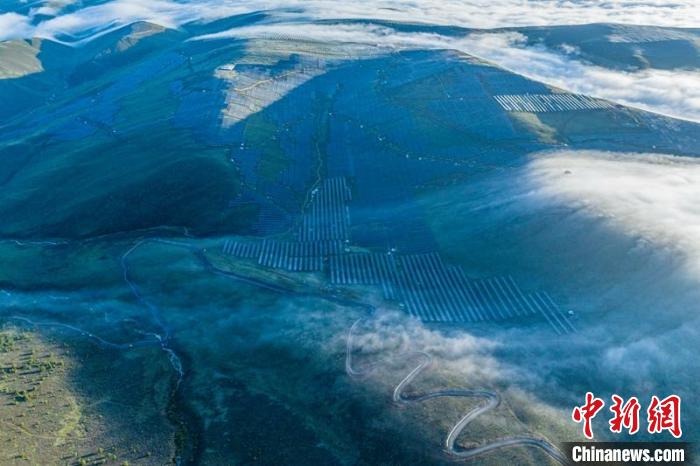 云霧下的柯拉一期光伏電站場一角?！⒅铱?攝