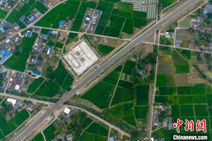 空中俯瞰綿竹牽引變電所和川青鐵路成黃段鐵路線?！⒅铱?攝