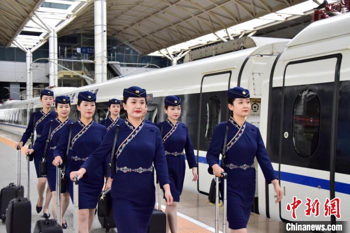 圖為青藏鐵路西格段“復興號”動車組乘務員新制服亮相?！|科力加 攝