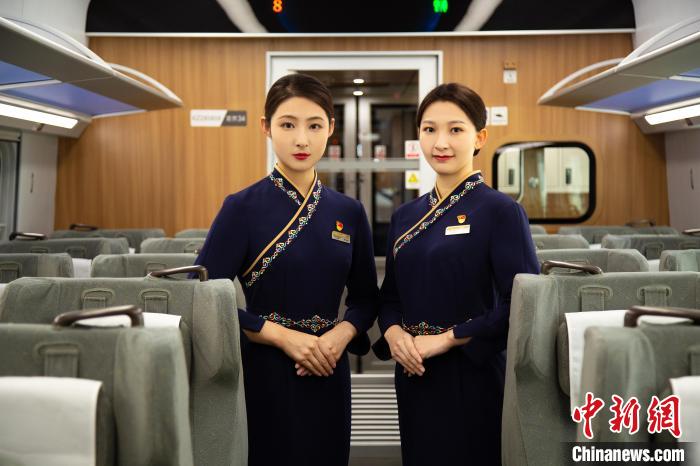 圖為整體色彩以“深藏青”為主調(diào)的西格段“復興號”動車組乘務員新制服。　李磊 攝